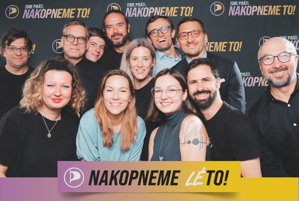 „Máme společného víc, než si myslíte! Letos Piráti.“ Piráti zahájili horkou fázi kampaně s plánem na prvních 100 dnů po volbách