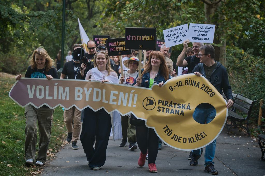 PIRÁTI PROŠLI PRAHOU ZA DOSTUPNÉ BYDLENÍ: TEĎ JDE O KLÍČE, VOLÍM BYDLENÍ